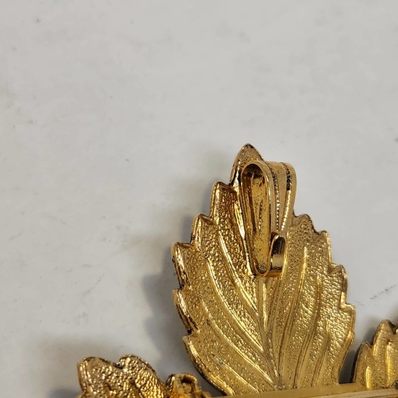Maple Leaf Faux Pearl Gold Tone Brooch Pendant Textured Vintage Jewelry Autumn - Picture 3 of 4
